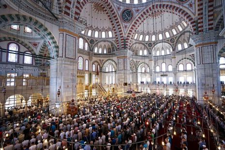 Süleymaniye_Mosque_prayer,_Istanbul,_Turkey,_Eastern_Europe_and_Western_Asia._22_July,2016